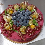 Торт из черной смородины со сливочным сыром